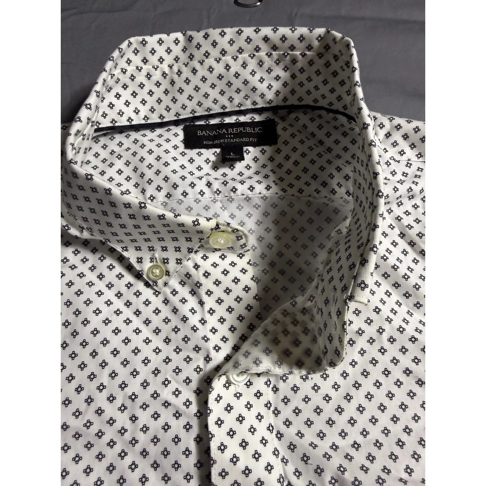 Banana Republic Button Down Mens Large White Non-Iron Standard Fit Geometric